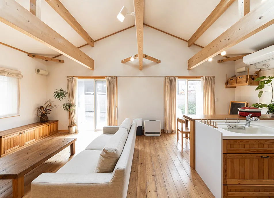 明るいリビングルームの写真