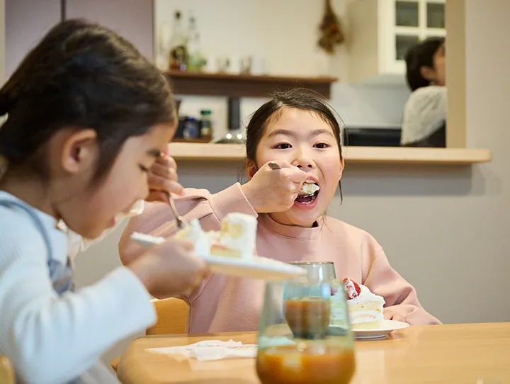 ケーキを食べるこども