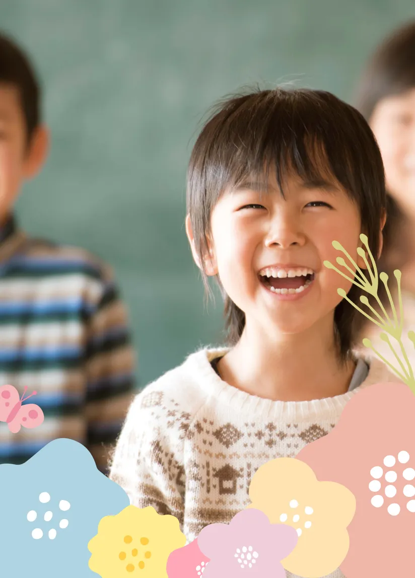 笑顔の子どもたちが教室で並んでいる様子を写した写真