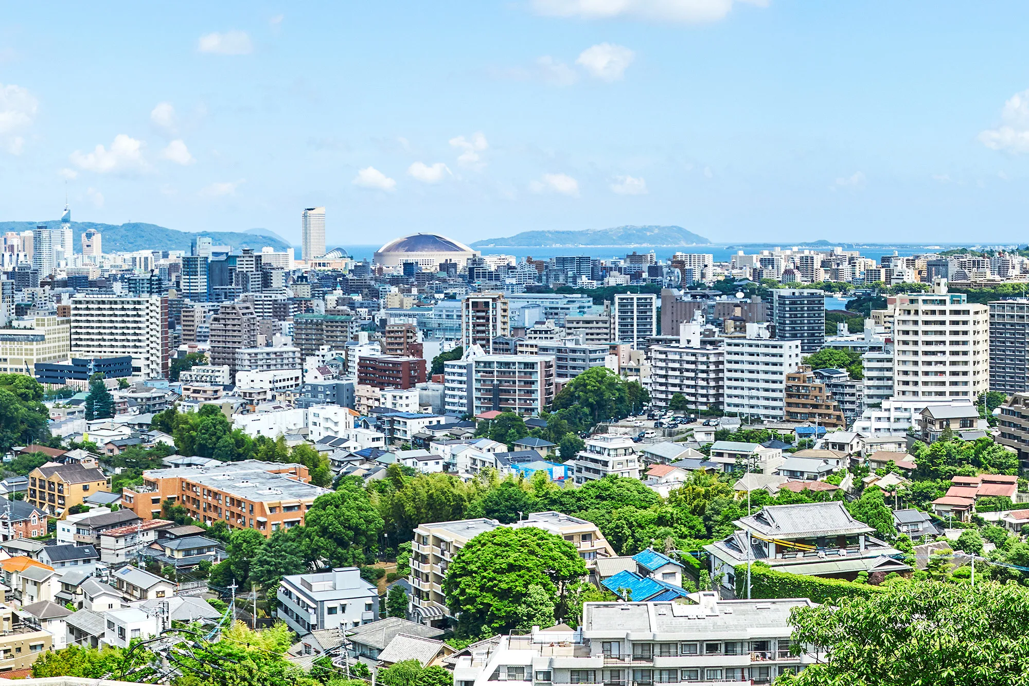 笑顔の子どもたちが教室で並んでいる様子を写した写真
