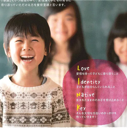 笑顔の子どもたちが教室で並んでいる様子を写した写真