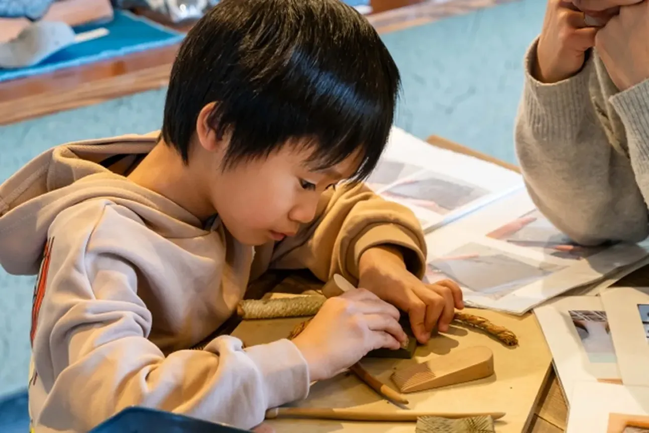 子どもが木のパズルで遊んでいる様子