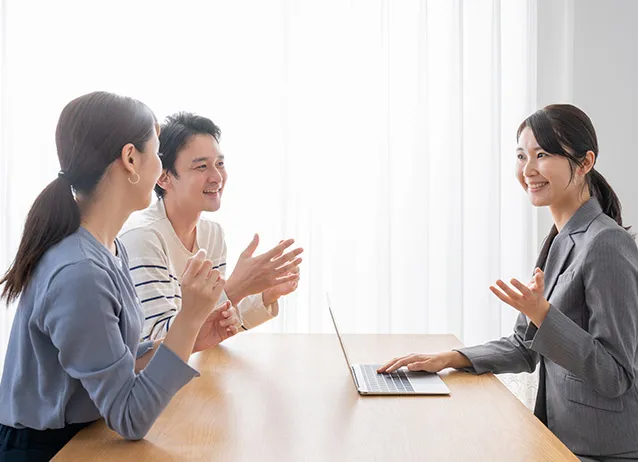 面談で話す男女