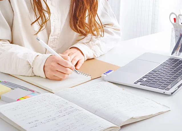 明るいリビングルームの写真