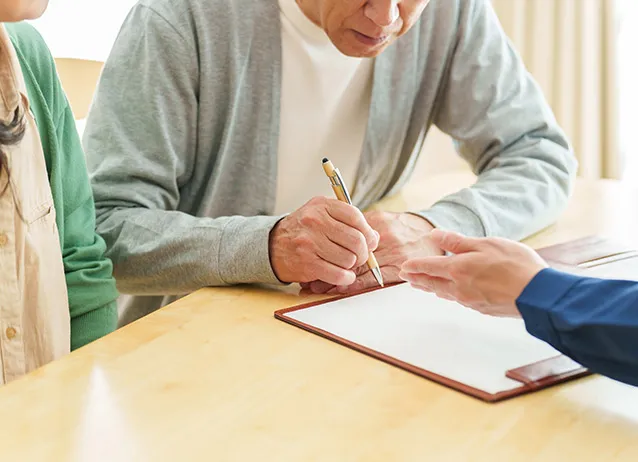 研修資料を見ながら話し合う手元