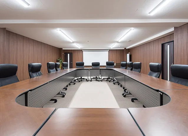 明るいリビングルームの写真