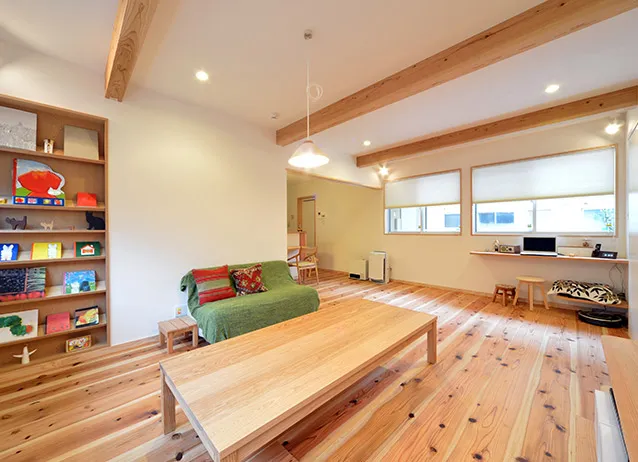 窓際で親子が笑顔で過ごしている様子